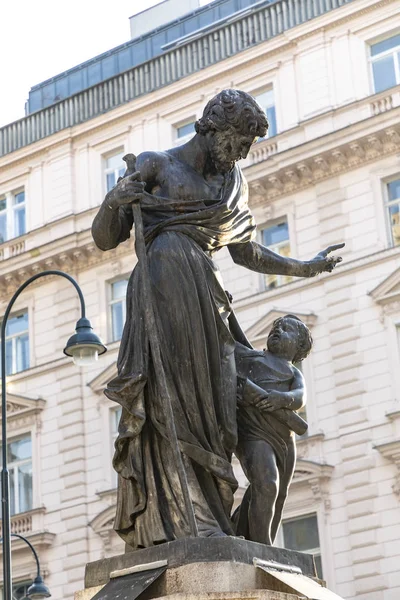 Josephs κρήνη στο Graben Street.Granite κρήνη με ένα χάλκινο μετάλλιο — Φωτογραφία Αρχείου