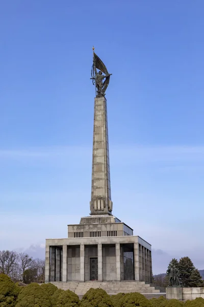 Monumento memorial eslavo e cemitério militar — Fotografia de Stock