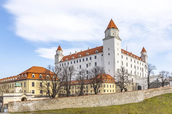 Zamek w Bratysławie lub Bratislavsky Hrad jest główny zamek biustonosz — Zdjęcie stockowe