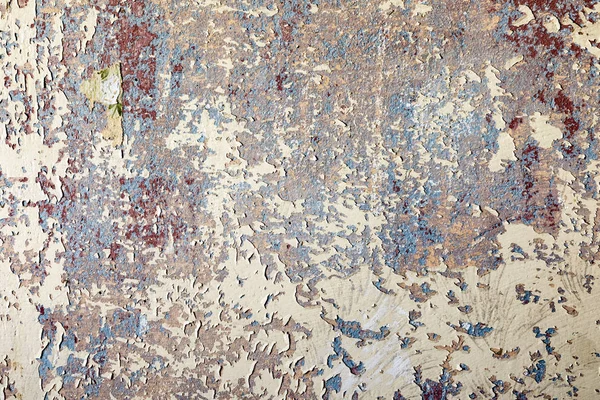 Kaldırılan duvar kağıdı ve boya geri kalanı ile eski duvar 