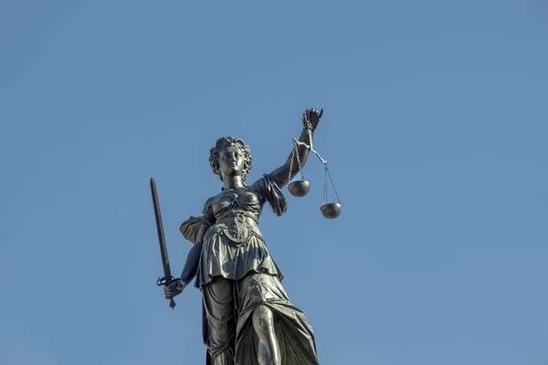 フランクフルトのレーマー広場で正義の女神 — ストック写真