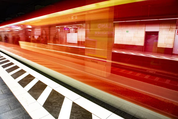 Wazige beweging van de metro trein naar het treinstation — Stockfoto