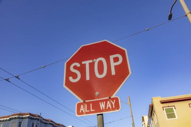 tüm yol ile kırmızı stop işareti 
