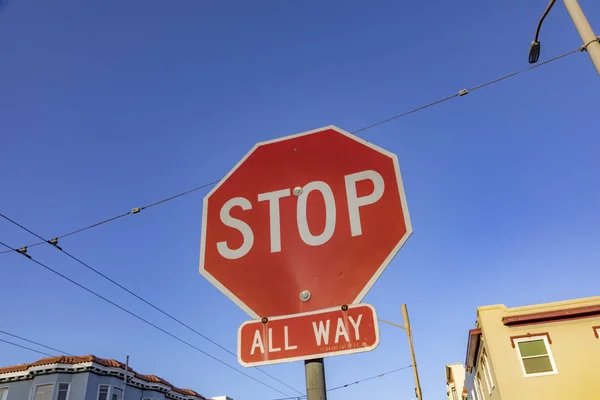 Señal de stop rojo con todo el camino — Foto de Stock