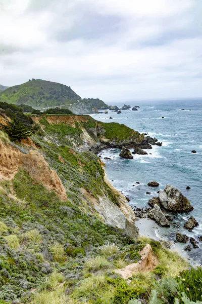 Carretera no 1 cerca de carmel, costa crecimiento paisaje rocoso —  Fotos de Stock