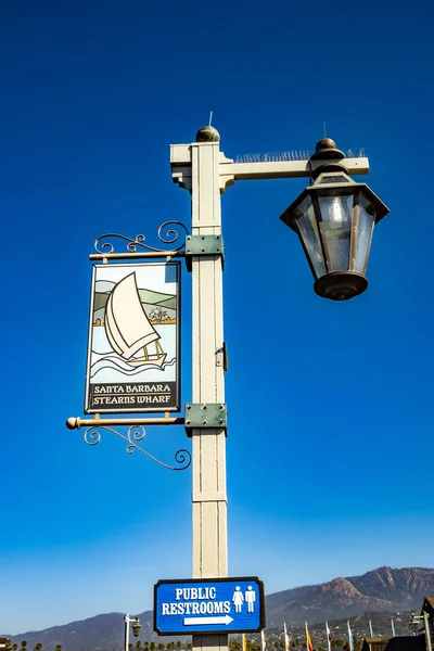 Turistiska skylt Santa Barbara Stearns Wharf och skylt toalett IND — Stockfoto