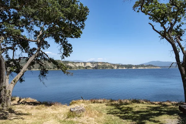 Paisaje del lago Cachuma y las montañas circundantes en Californi —  Fotos de Stock