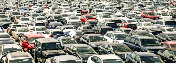 Carros novos esperando no lugar de estacionamento — Fotografia de Stock