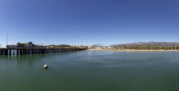 Santa Barbara Pier under Blue Sky med panoramautsikt över natursköna — Stockfoto