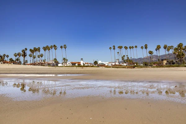 Strand van Santa Barbara met palmbomen en oude vuurtoren — Stockfoto