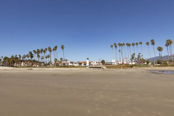 Praia em Santa Barbara com palmeiras e farol velho — Fotografia de Stock