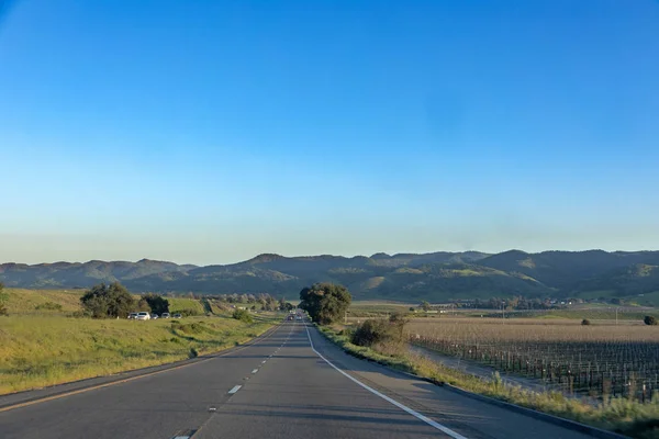 Traveling at scenic highway no 1 near Santa Maria in late aftern — Stock Photo, Image