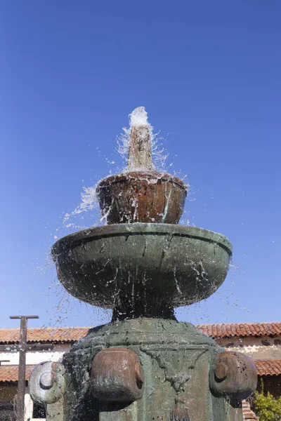 Fuente con agua dulce en el monasterio del Carmelo — Foto de Stock