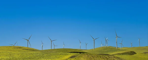 Generátor větru na zeleném kopci poblíž San Franciska — Stock fotografie
