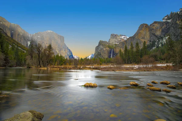 Beautiful view in Yosemite valley with half dome and el capitan — Stock Photo, Image