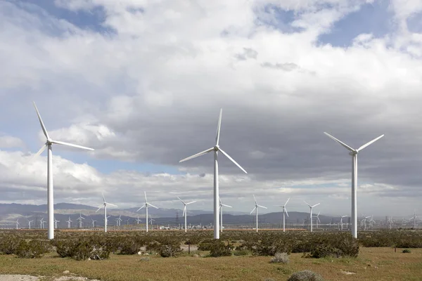 Větrné generátory vyrábějí elektřinu v Americe — Stock fotografie