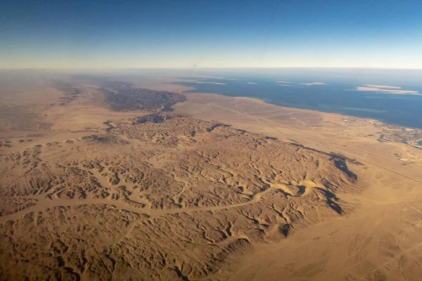 Aerea del deserto e del mare rosso quando si avvicina aeroporto Hurghada — Foto Stock
