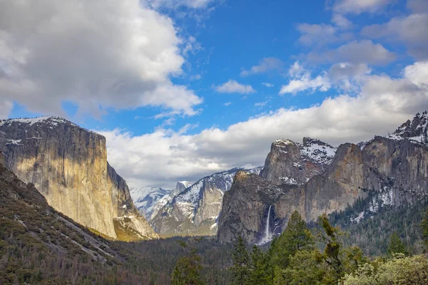 Bela vista no vale de Yosemite com meia cúpula e el capitan — Fotografia de Stock