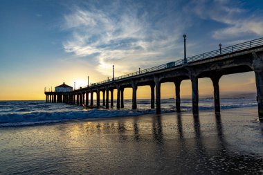 gün batımında Los Angeles yakınlarındaki Manhattan Beach'te doğal iskele