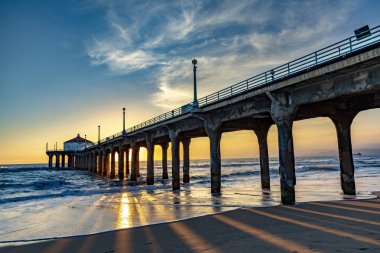 gün batımında Los Angeles yakınlarındaki Manhattan Beach'te doğal iskele