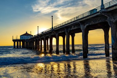 gün batımında Los Angeles yakınlarındaki Manhattan Beach'te doğal iskele
