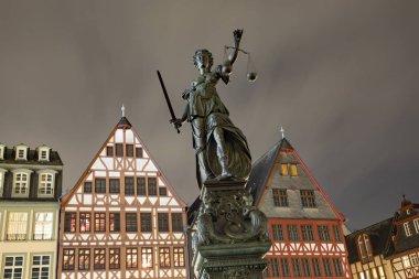 gece Frankfurt'ta roemer meydanında bayan adalet