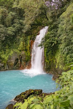 tenorio yanardağ milli parkta doğal şelale