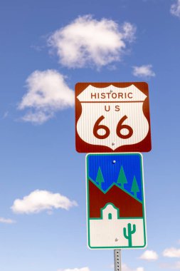 Açık mavi gökyüzü altında Route 66 işareti