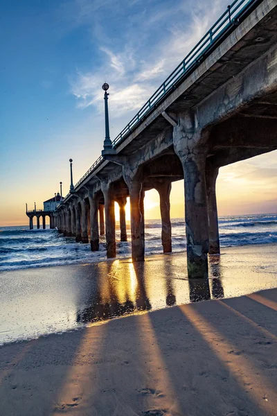 Cais cênico em Manhattan Beach perto de Los Angeles ao pôr-do-sol — Fotografia de Stock