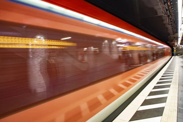 Suddig rörelse av Metro tåg in i tågstationen — Stockfoto