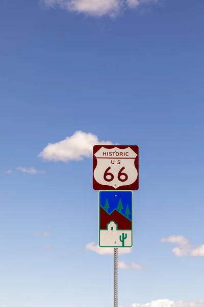 Segnale della Route 66 sotto il cielo blu chiaro — Foto Stock