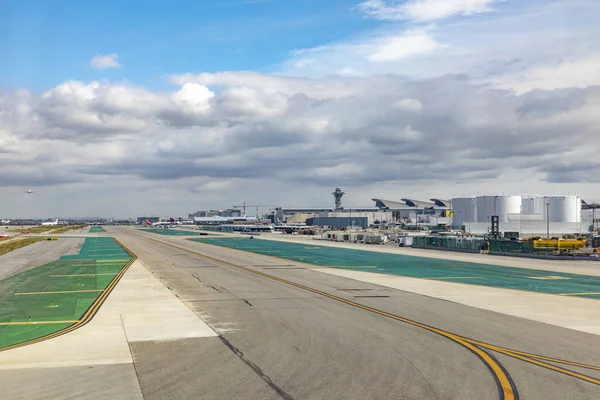 Aircraft in landing approach at Los Angeles international airpor — Stock Photo, Image