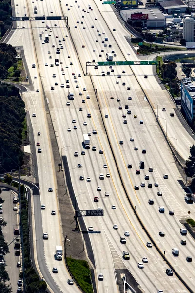 Widok z lotu ptaka do Los Angeles z autostrady i samochodów jazdy downtow — Zdjęcie stockowe