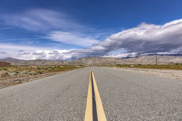 Dirigindo em uma pequena estrada no deserto — Fotografia de Stock