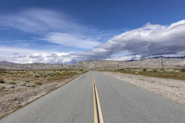 Dirigindo em uma pequena estrada no deserto — Fotografia de Stock