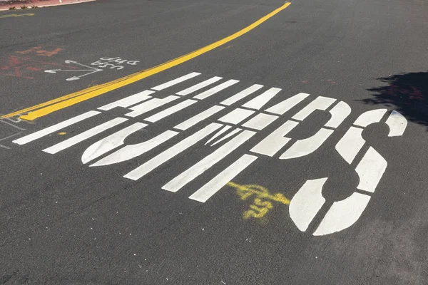 Corcundas sinal pintado na rua para avisar carros e forçá-los a redu — Fotografia de Stock