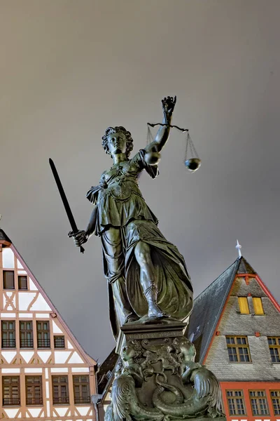 Lady justice at the roemer square in Frankfurt by night — Stock Photo, Image