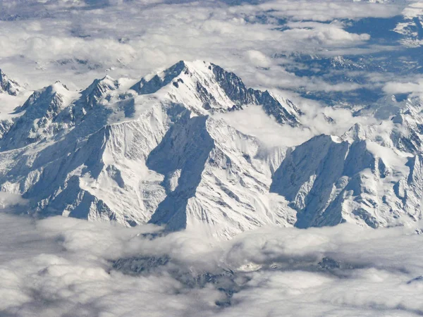 Antenne der schneebedeckten Berge der Pyrenäen — Stockfoto