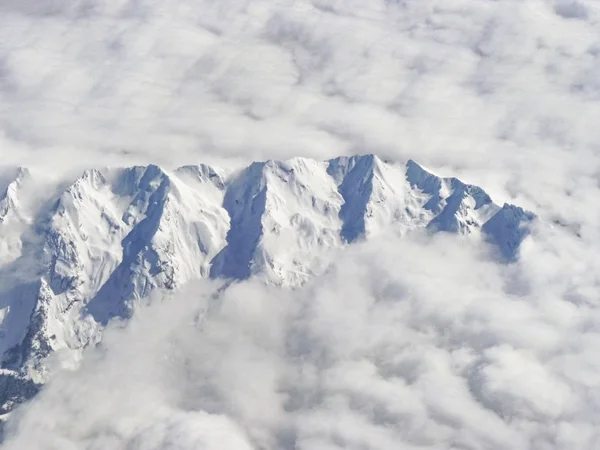 Antenn av de snötäckta bergen i Pyrenéerna — Stockfoto