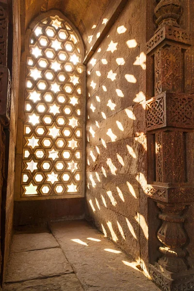 Shadow of sandstone windows gives a pattern of sky with stars — Stock Photo, Image