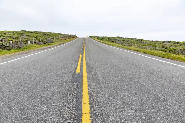 Detalle de la autopista cabrillo con franja mediana amarilla en Californ — Foto de Stock