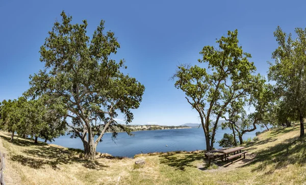 Landskap av sjön Cachuma och omgivande bergen i Californi — Stockfoto