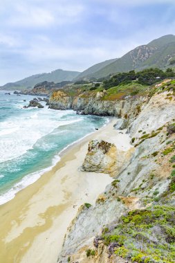 Big Sur Cabrillo Karayolu'nda doğal plaj manzara