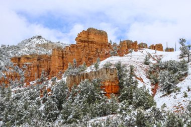 kar ile Bryce kanyon milli parkta doğal hoodoos