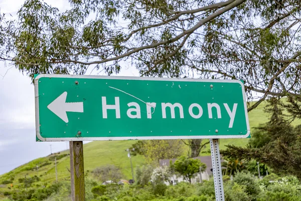 Signe de rue harmonie à un signe vert — Photo
