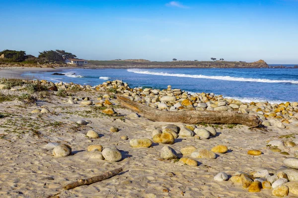 Gün batımı ışığında Monterey yakınlarındaki doğal plaj Pebble Beach — Stok fotoğraf