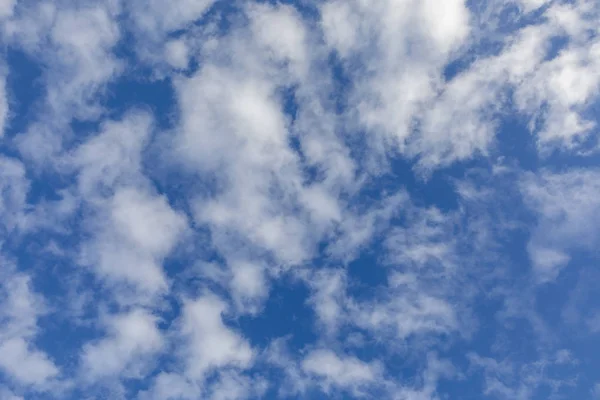 Белые мягкие облака в голубом небе — стоковое фото