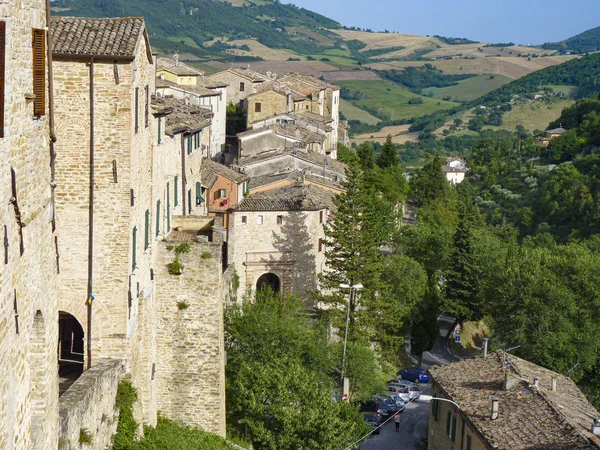 Vista del antiguo pueblo de Apiro en la región italiana de Macera — Foto de Stock