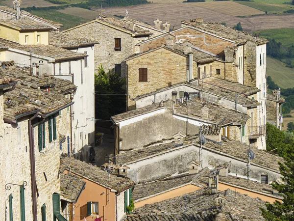 Vista del antiguo pueblo de Apiro en la región italiana de Macera — Foto de Stock