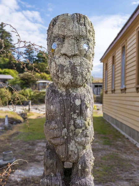 Standbeeld bij Wharenui of Maori Meeting House, Tamatekapua marae, O — Stockfoto